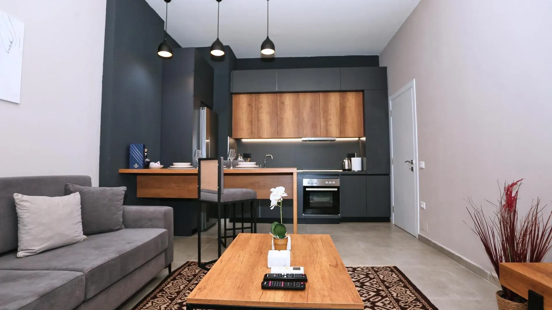 Luxurious Apartment Square 21 ティラナ
