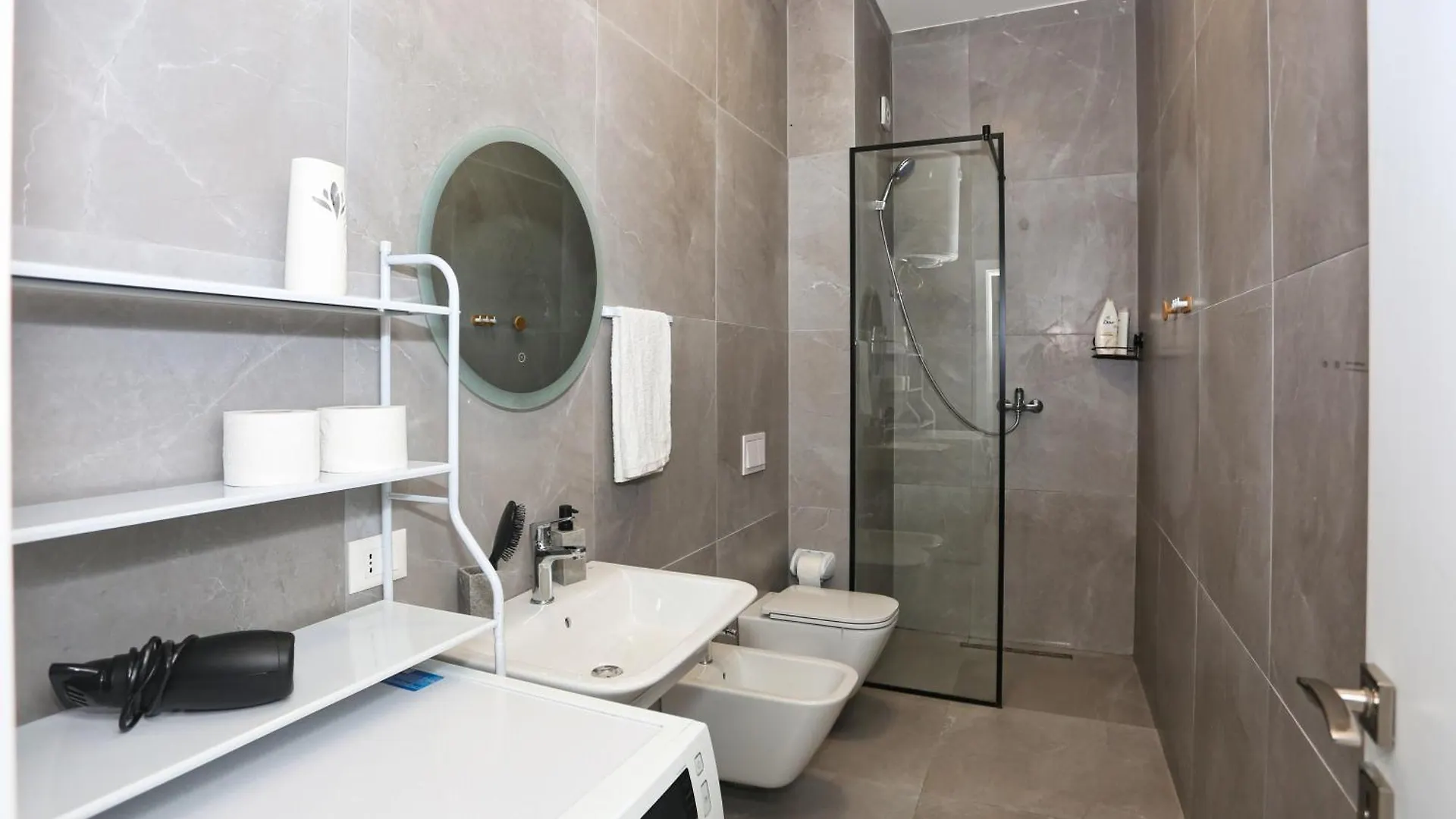 Luxurious Apartment Square 21 ティラナ