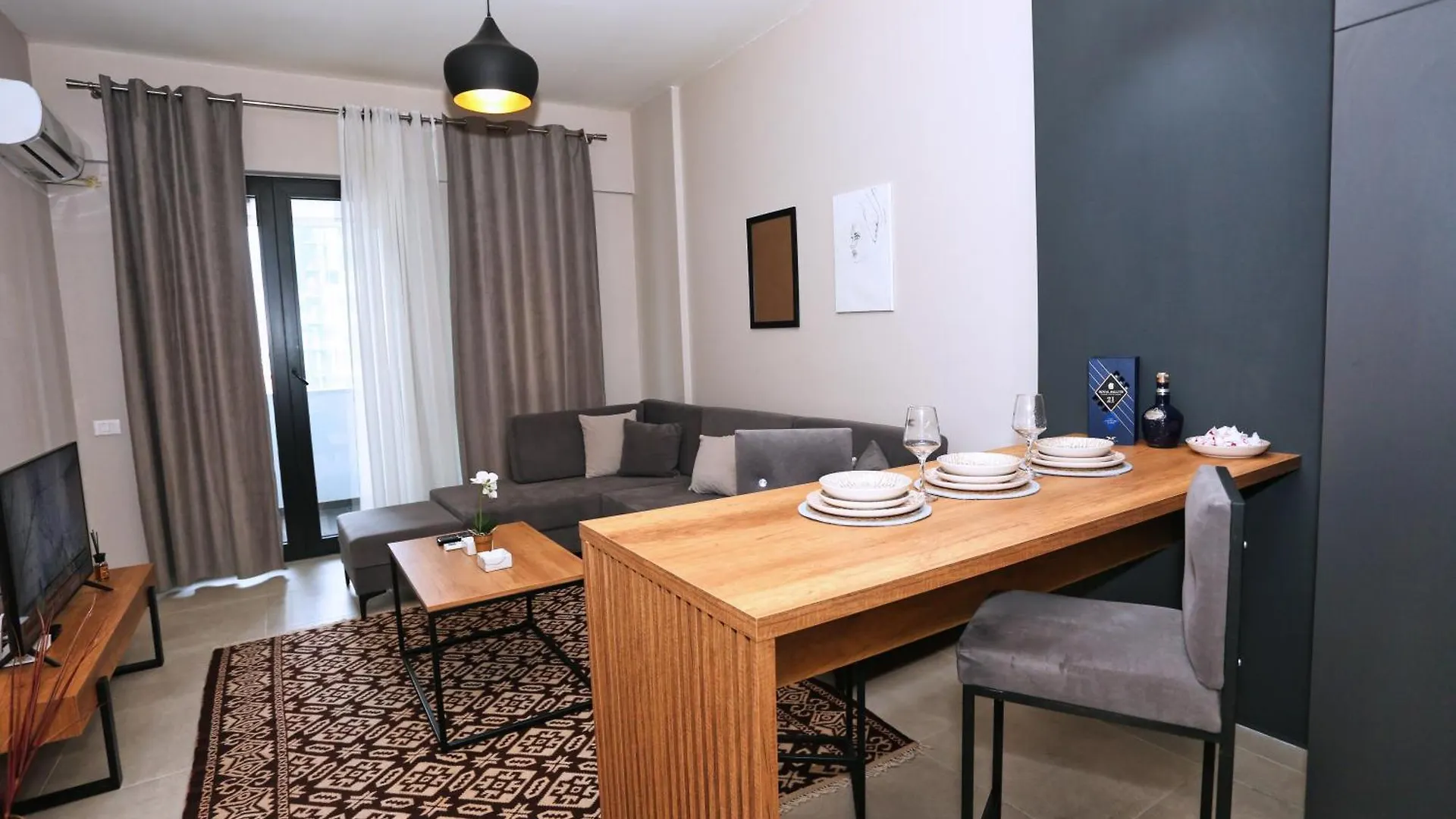 Luxurious Apartment Square 21 ティラナ