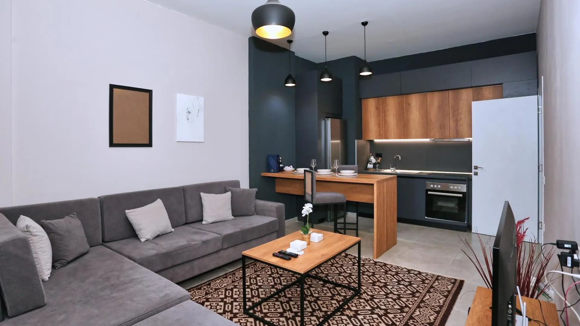 Luxurious Apartment Square 21 ティラナ