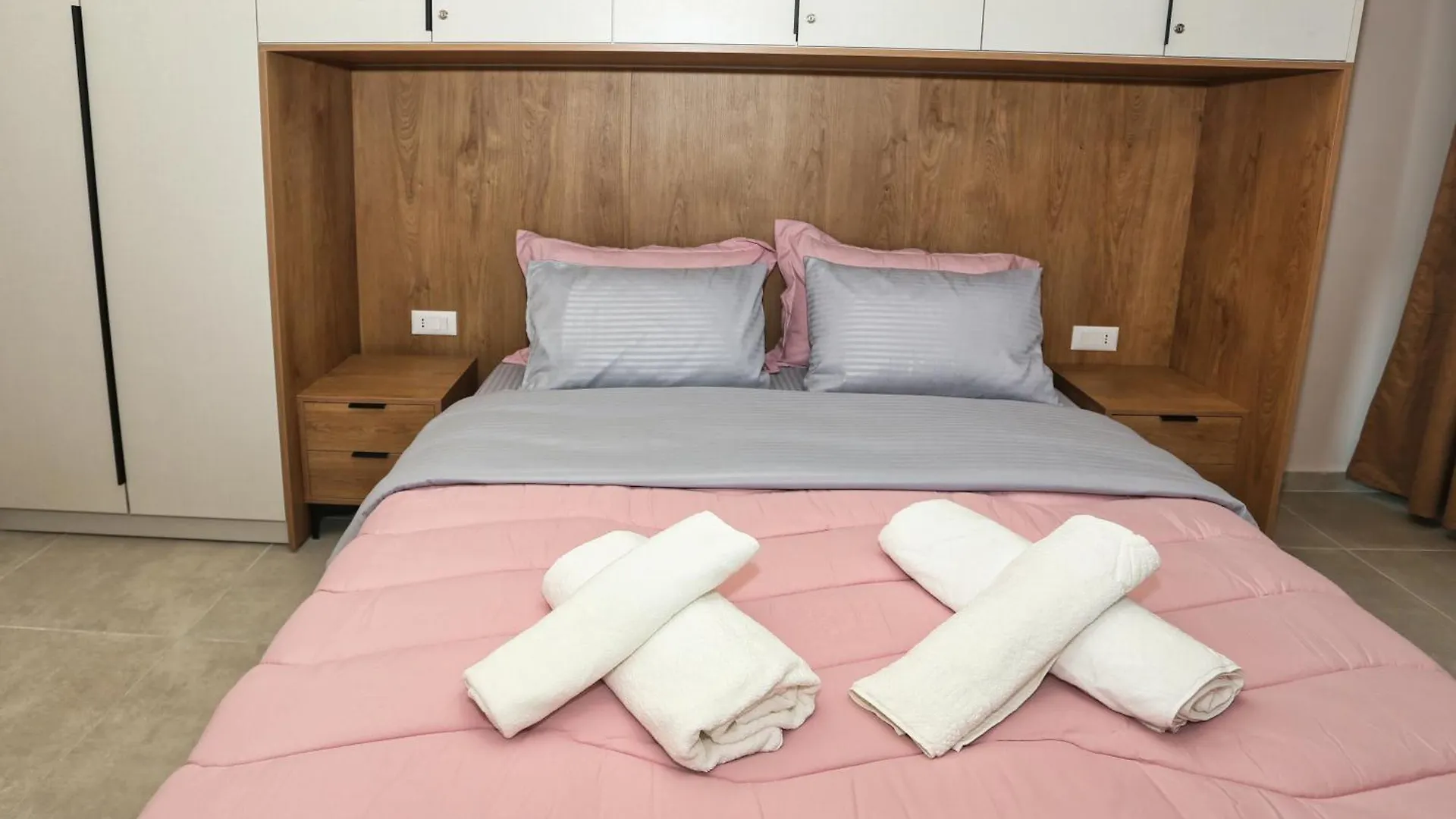 Luxurious Apartment Square 21 ティラナ